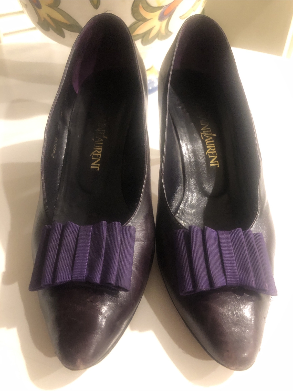 Pompe vintage in pelle viola prugna Yves Saint Laurent con fiocco grosgrain grande 9