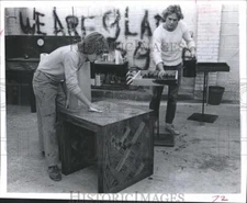 1976 Press Photo John Sorenson & Bennett Moss Staining Furniture. - hca19180