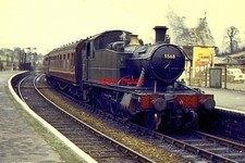 PHOTO  1962 GWR LOCO NO 5568 TRAINAT LAUNCESTON TRAIN FROM PLYMOUTH. THE FORMER