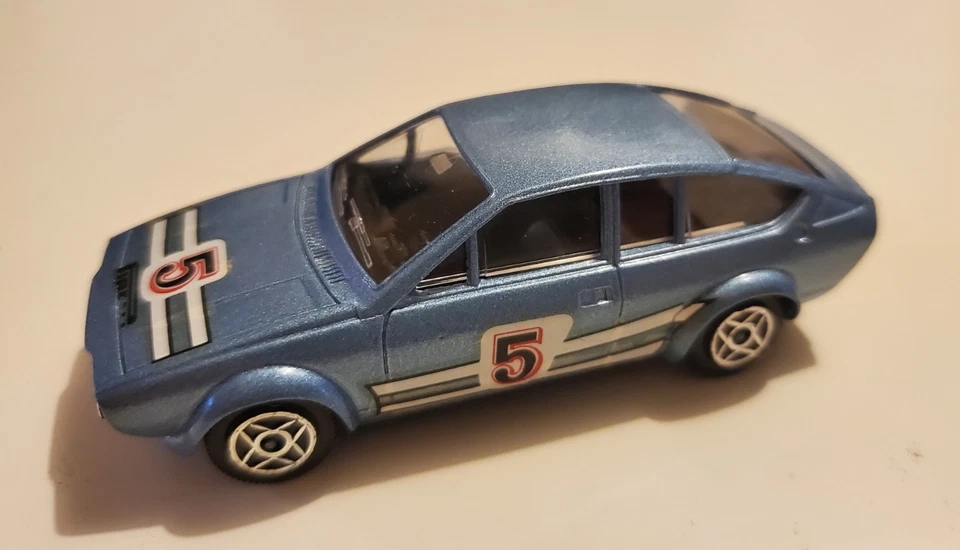 ALFA ROMEO ALFETTA GTV  VOITURE MINIATURE SOLIDO ECH 1/43 COLLECTION - Photo 2/2