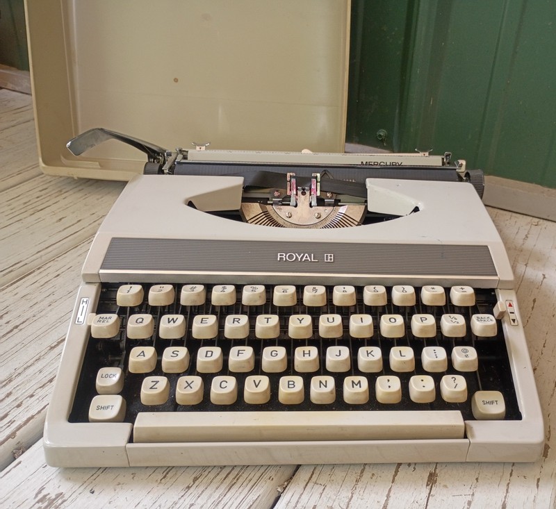 VtgTypewriterRoyalMercuryPortableCoverCaseTanBeigeRetroClassic1960s70sMCMworks