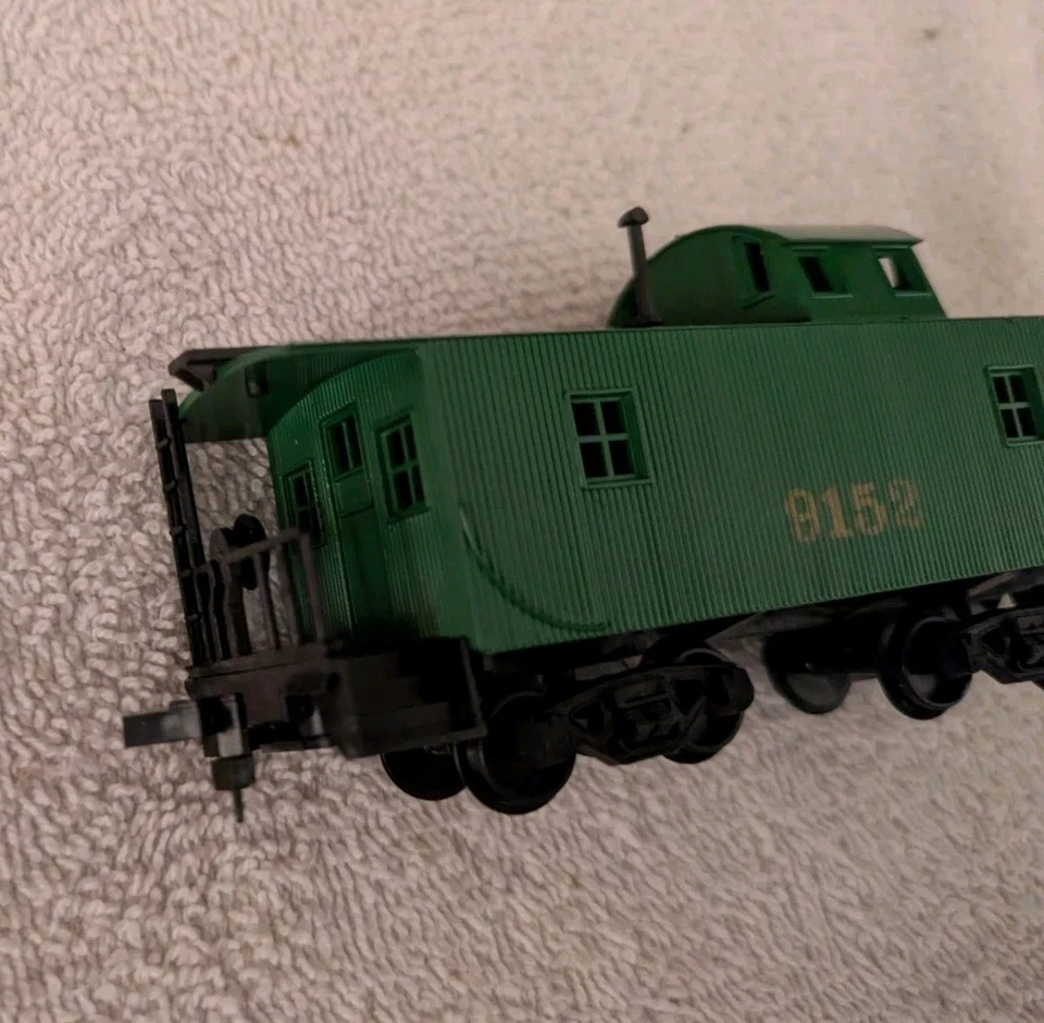 MODEL POWER HO WOOD CABOOSE #9152. *Can Include Northern Pacific Decals Free* - Image 3 of 4