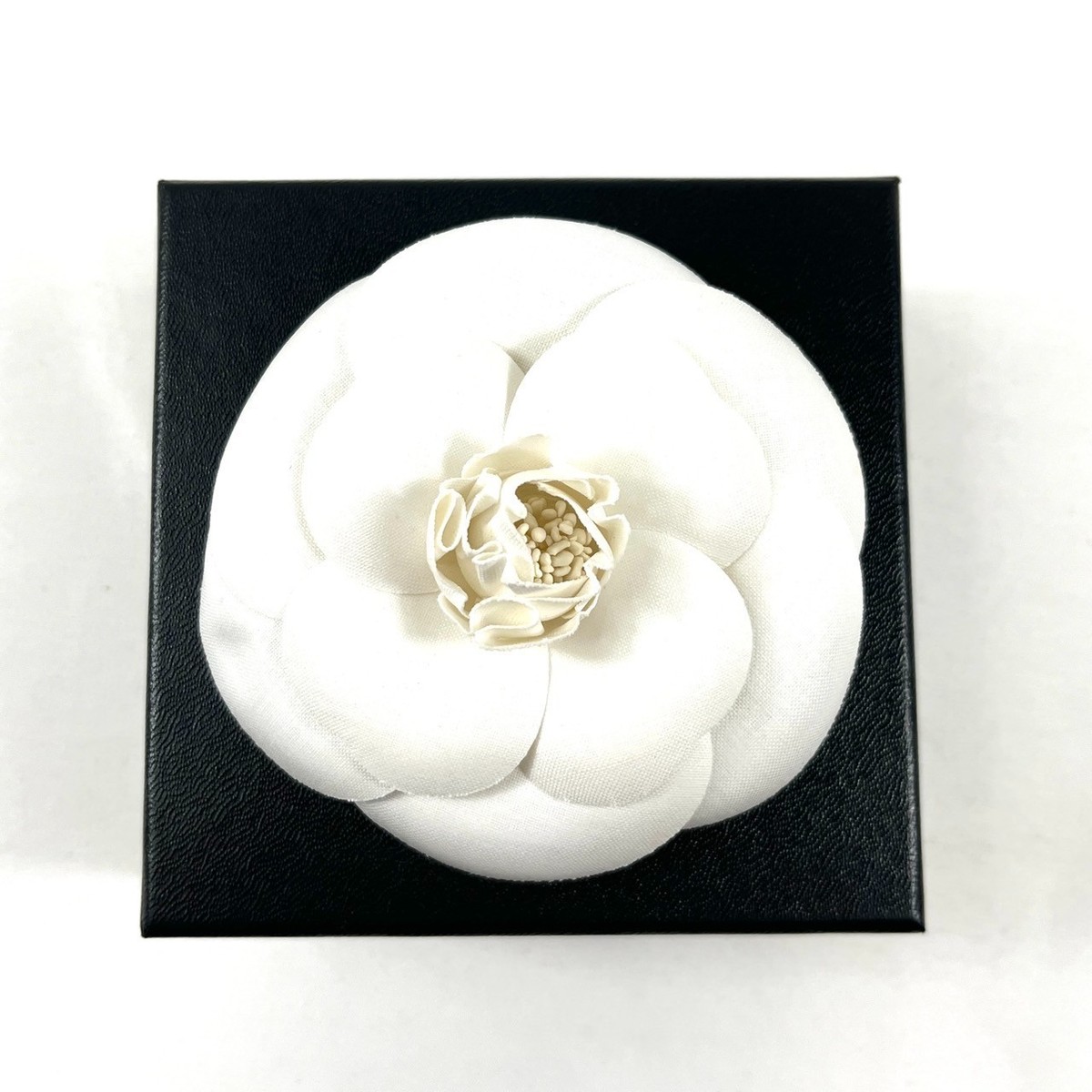 CHANEL ホワイトフラワーブローチ CHANEL White Camellia Flower Brooch Corsage Satin Box