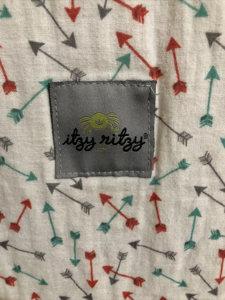 Cubierta de dosel Itzy Ritzy Cozy Happens para asiento de coche infantil muselina gris rojo verde azulado flechas Foto 4 de 4