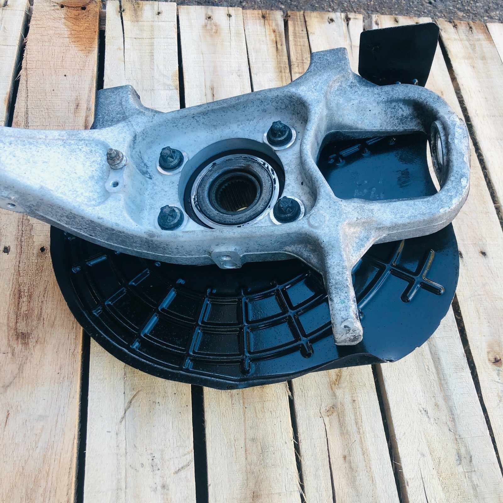 2014 - 2019 Maserati Ghibli Driver Left Front Spindle Knuckle Hub OEM