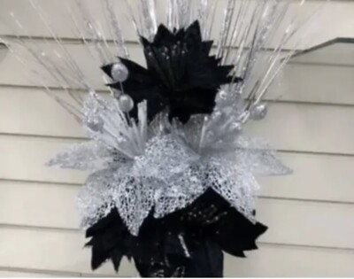 Schwarz Silber Blumengesteck 3 Schwarz 2 Silber Blumen und Spray Shooter