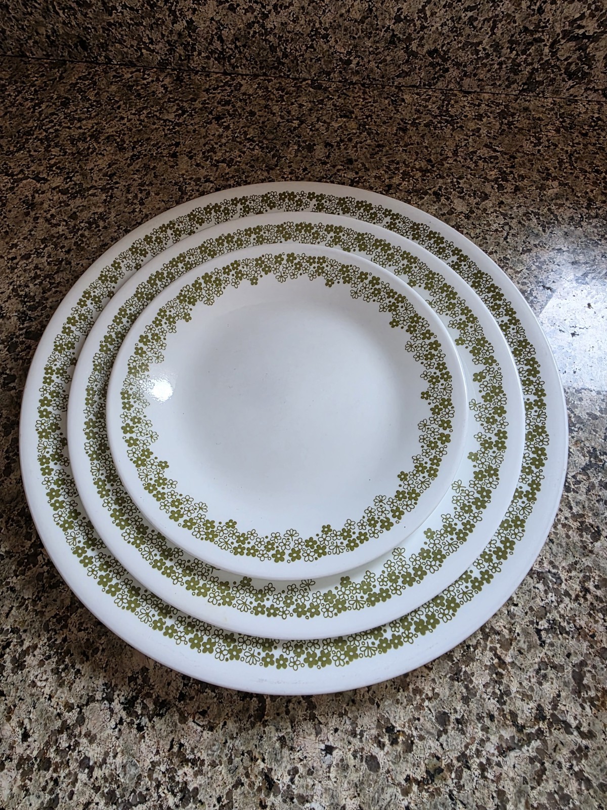 VTG Corelle SPRING BLOSSOM GREEN Crazy Daisy BREAD / DESSERT PLATES Set of 4