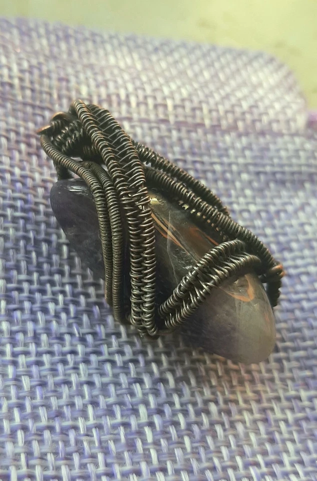 Ciondolo ametista e filo di rame - fatto a mano - pezzo unico - pendente - Immagine 2 di 3