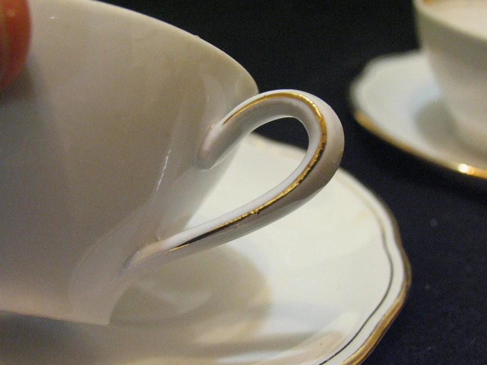Kahla Vintage DEMITASSE Coffee or Cappuccino 3 Cups & Saucers White Gilt Trim   Foto 3 de 4