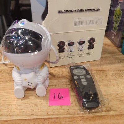 Night Light Starry Night Galaxy Projector Astronaut in White NEW Bedtime Silent