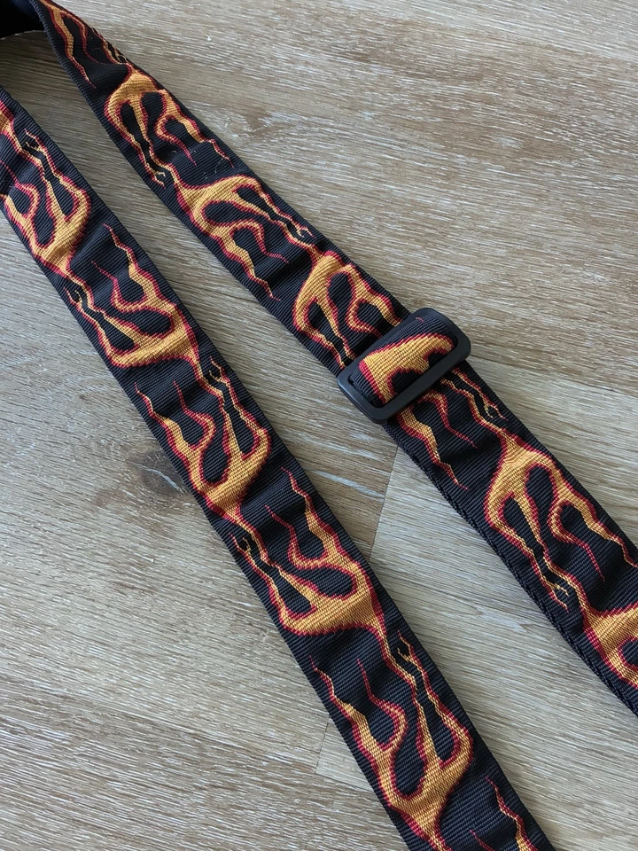 🔥 Correa para Guitarra Planet Waves D’Addario - Patrón Llamas Ajustable Negro/Rojo Foto 3 de 4