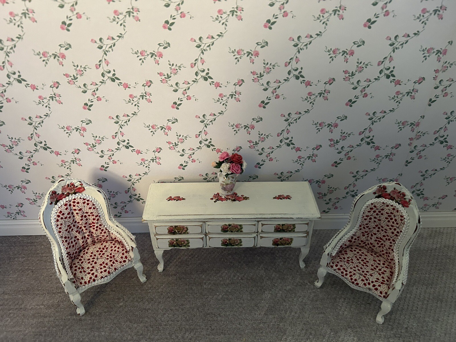 DOLLS HOUSE 1/12 SCALE HAND PAINTED SITTING ROOM FURNITURE WITH FLORAL