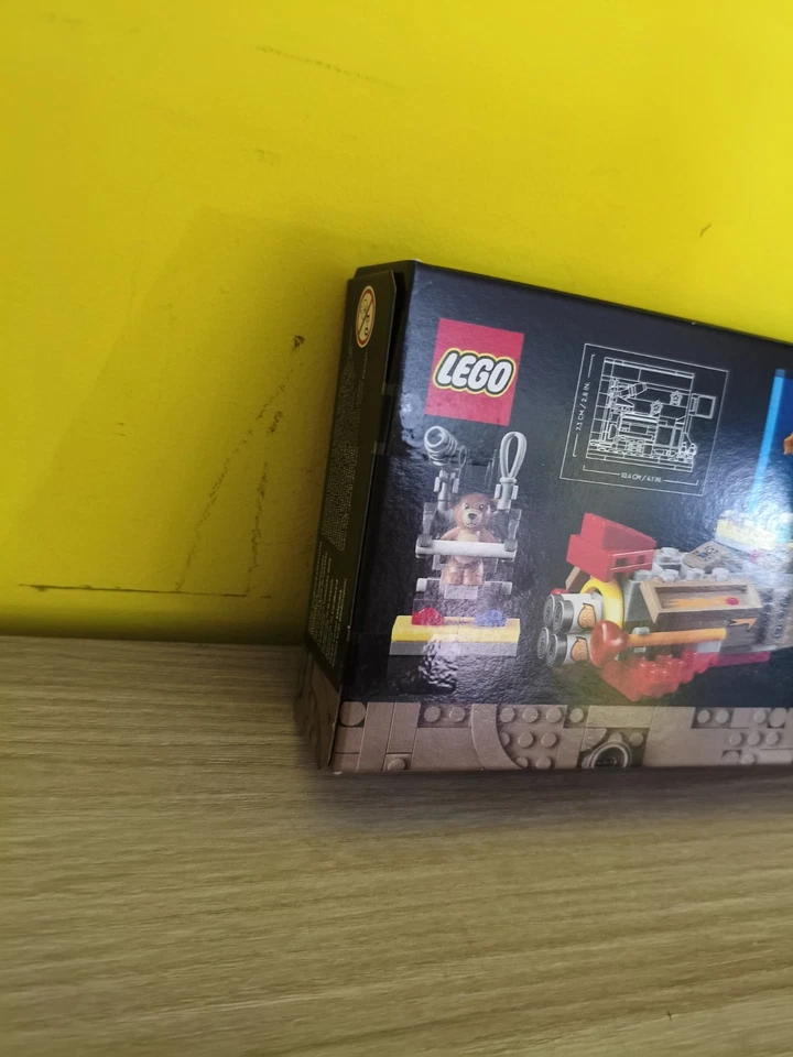 LEGO Ideas 40533 Cosmic Cardboard Adventures, foto 3 di 4