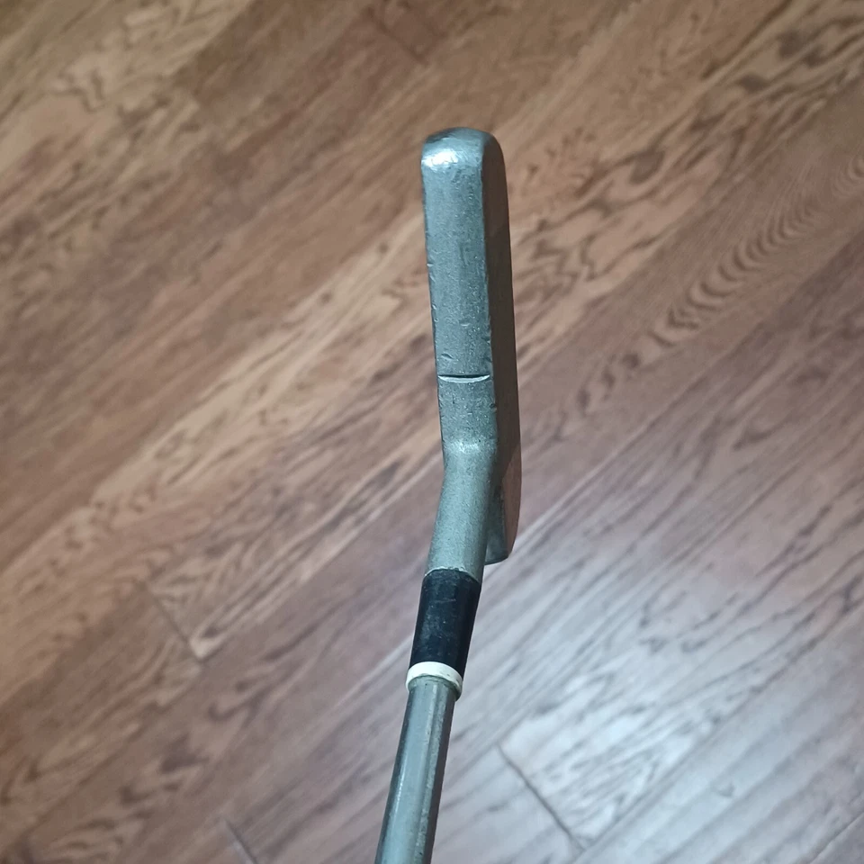 Putter Spalding Tournament Blade diestro 35,5 pulgadas eje de acero. Empuñadura original. Usado  Foto 4 de 4