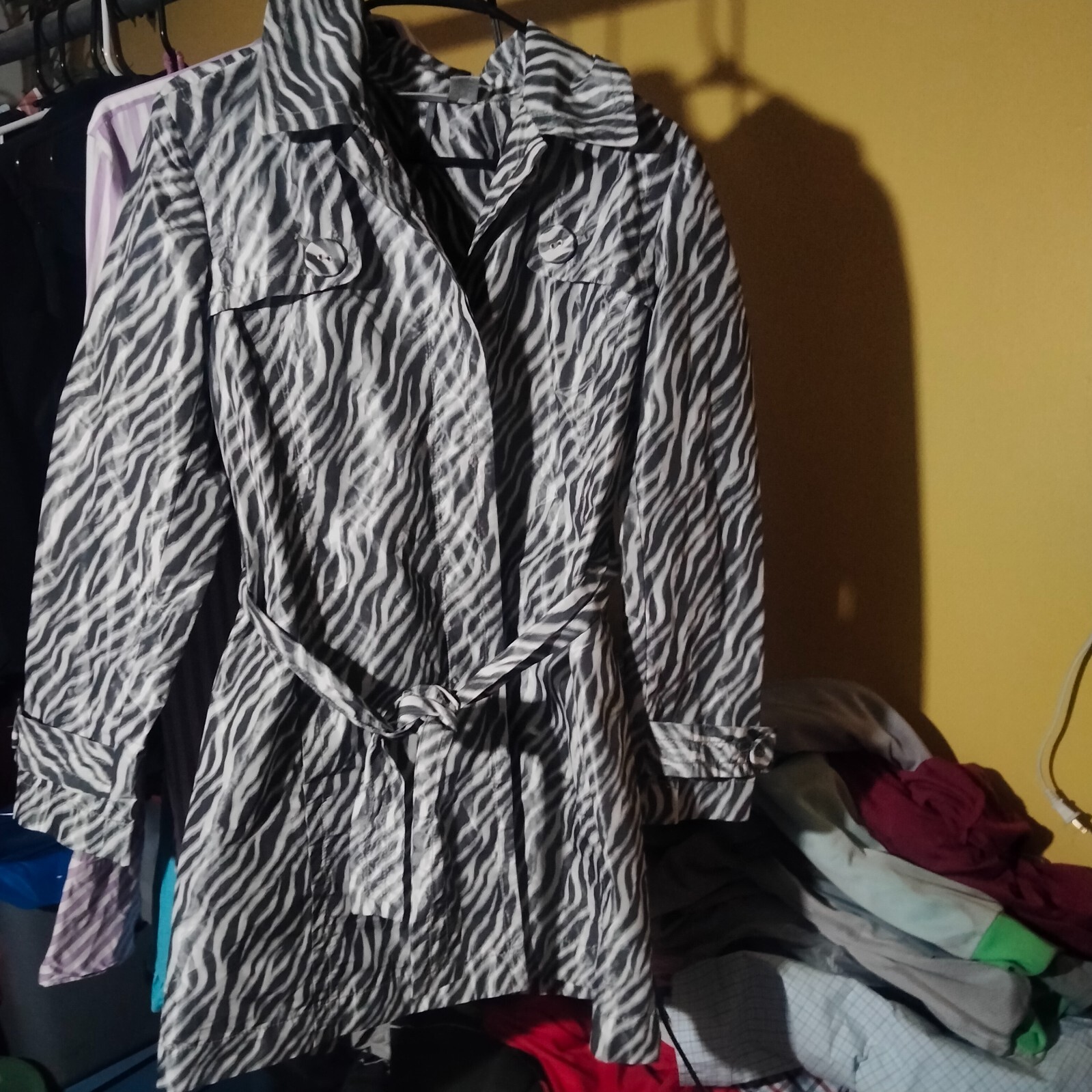 Chico's Gray white pattern button up polyester co… - image 10