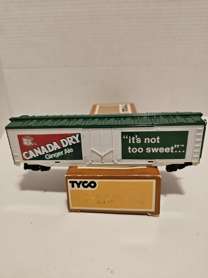 3 HO TYCO Advertising Cars Canada Dry, Green Giant, Chiquita - Image 2 of 4