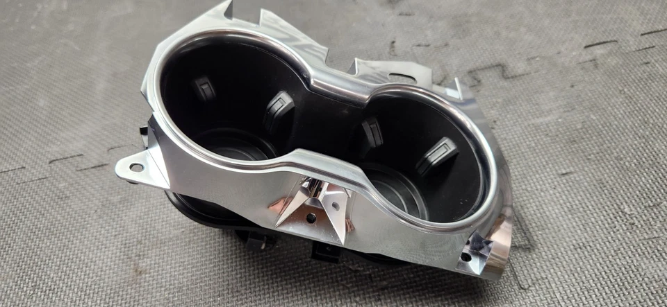 Portavasos Ford Mustang GT 2018-2023 consola central con inserto cromado OEM Foto 3 de 4