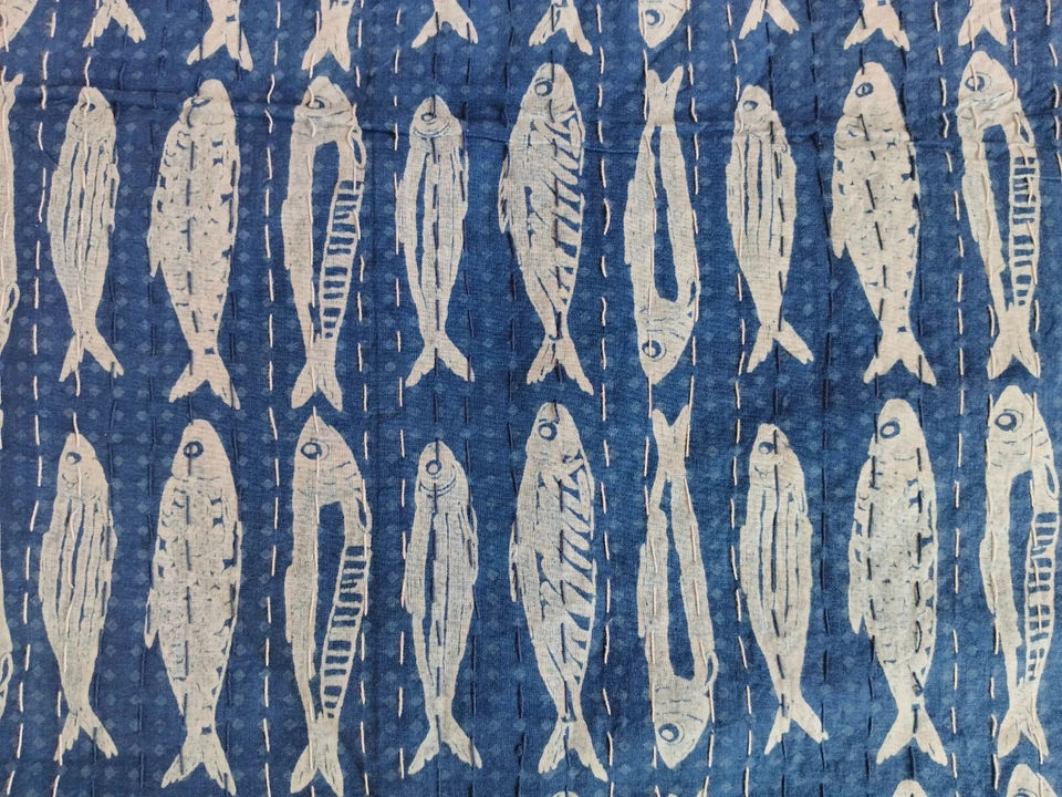Colcha de algodão com estampa de peixe índigo Kantha indiana feita à mão - Imagem 4 de 4