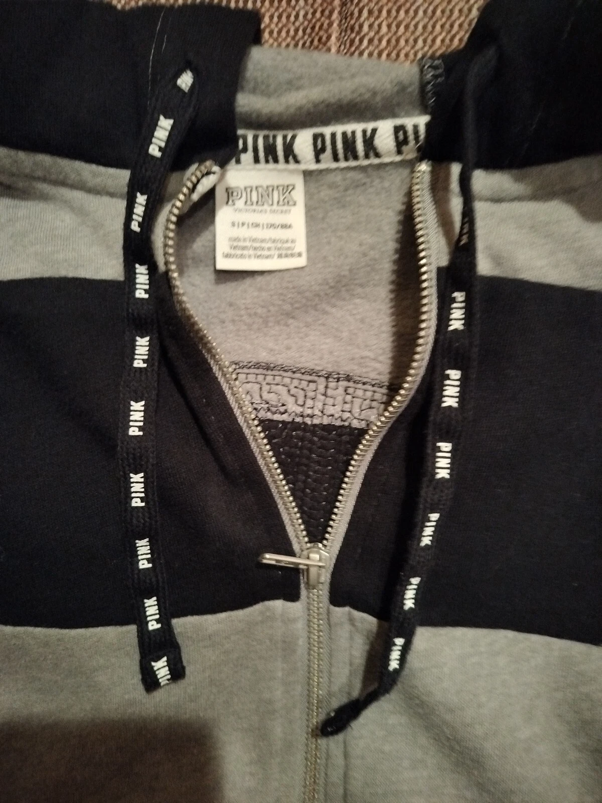 UNDERCOVER Felpa ROSA Victoria's Secret taglia small con cappuccio e zip grigio nero manica lunga