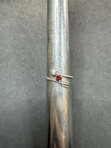 2.2g VTG Sterling Silver 925 Garnet Heart Arrow Ring Size 9 Jewelry Lot M