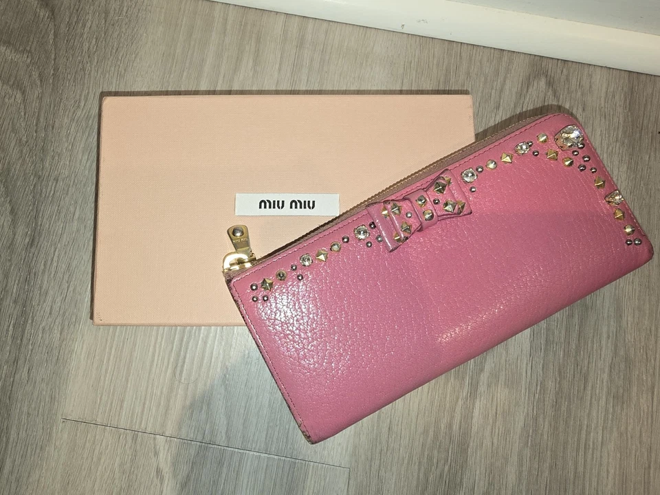 Cartera Larga Miu Miu Rosa Cinta Tachuelas Joya Media Cremallera - Usada Foto 2 de 4