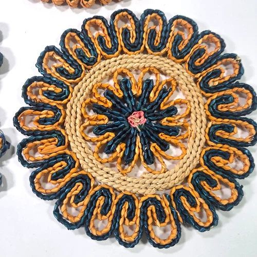 Vintage Woven Raffia Trivets Set 4 Floral Hot Pads Boho MCM Straw Wall Decor image 4