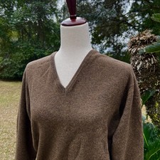 Women s Brown V-Neck Sweater Medium Classic Knit Long Sleeve Winter