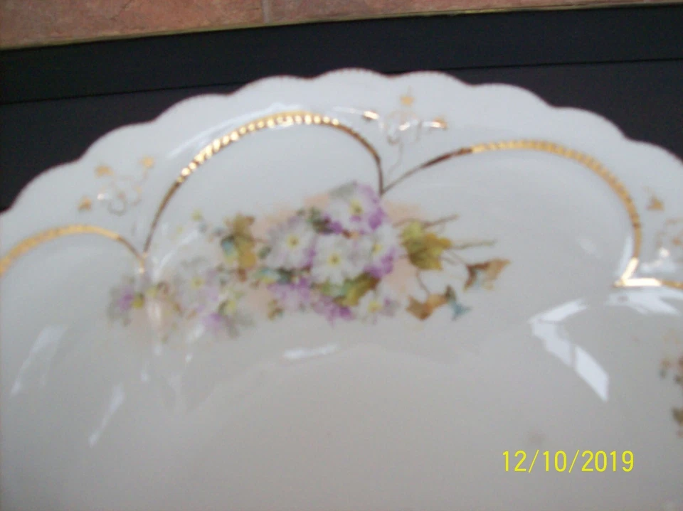 Cuenco para servir porcelana festoneada antigua floral lavanda y blanco Foto 4 de 4