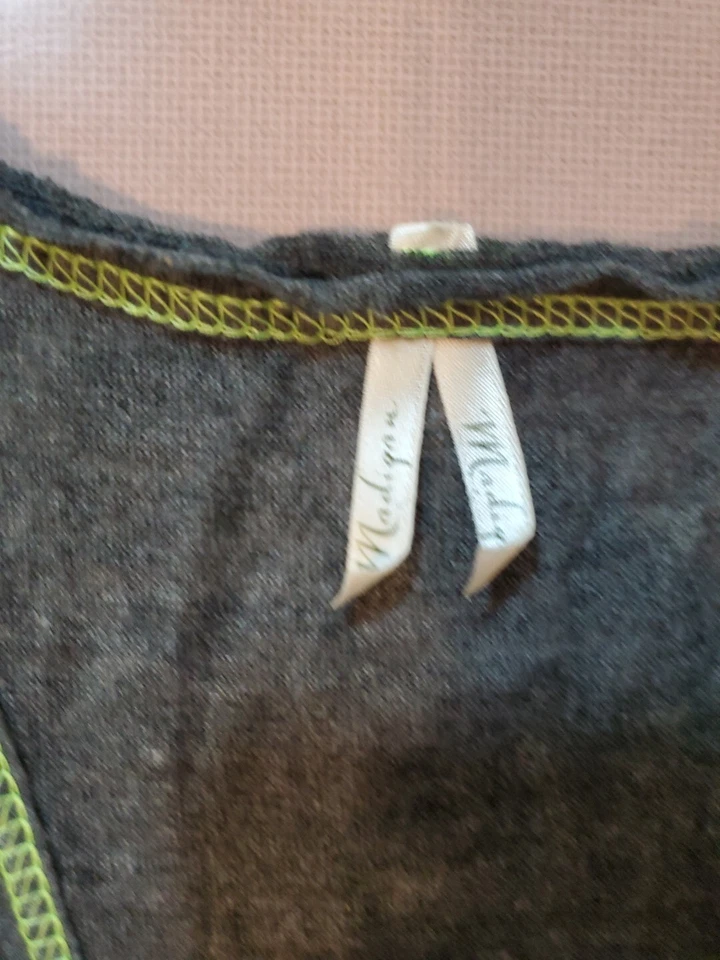 Regata Madigan Feminina Cinza S Neiman Marcus Nova Com Etiqueta Razorback Fitness Yoga EUA Corrida - Imagem 3 de 4