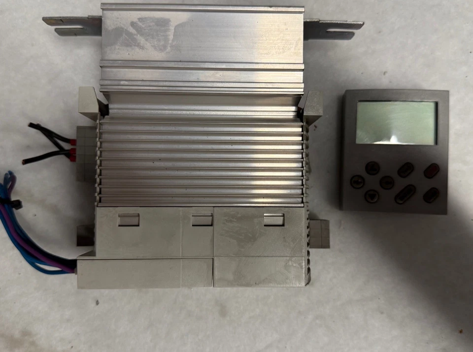 Lenze Frequenzumrichter E82EV371_2B mit Bedienteil – 0,37 kW, 240V - Bild 4 von 4