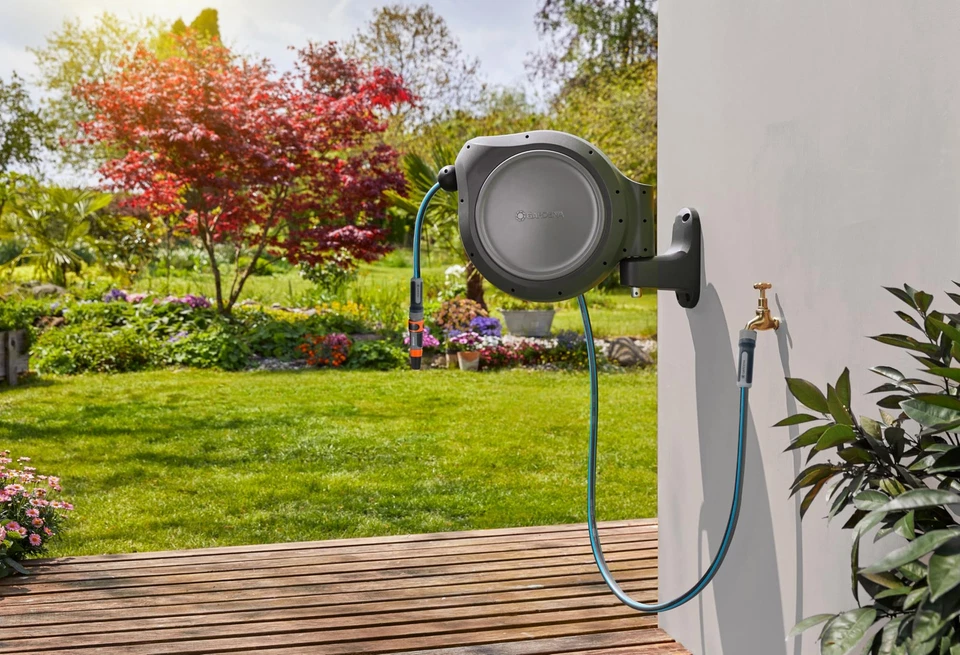 Carrete de manguera retráctil GARDENA, 80 ft Premium 9/16" boquilla de pulverización de manguera de alto flujo Foto 3 de 3