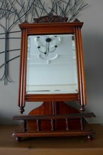 Ancien miroir de coiffeuse vintage sur socle maison chalet chambre 