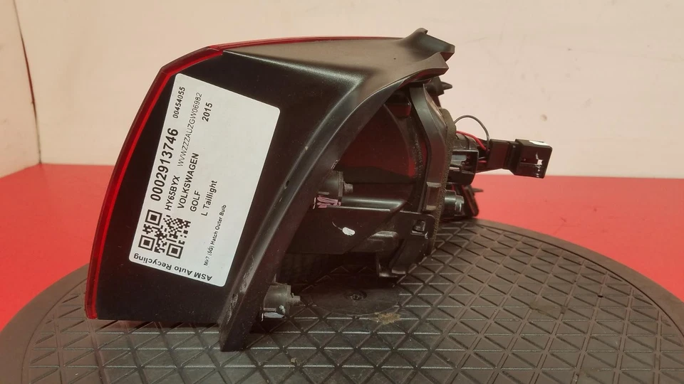 LUZ TRASERA VOLKSWAGEN GOLF LADO DEL PASAJERO LADO CERCANO LH 2015 5 PUERTAS HATCHABACK Foto 4 de 4