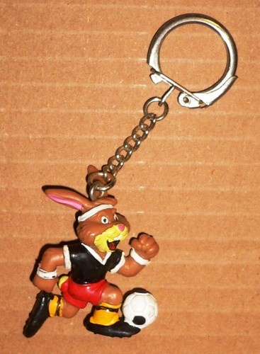 1988 UEFA European Football Championship Official BERNI MASCOT FIGURE KEYCHAIN - Picture 2 of 3
