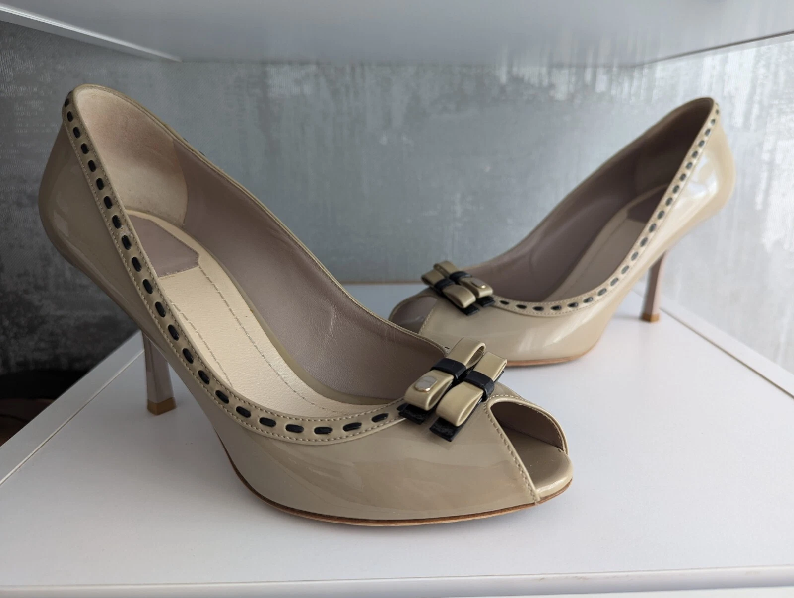Escarpins en cuir verni gris beige Christian Dior talons chaussures orteil coupe 38,5