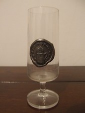 Bierglas mit Metallemblem Berliner Kindl