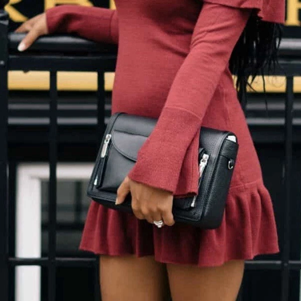 Bolso sin asas Henri BENDEL Rivington bandolera con solapa mensajero de cuero granulado negro Foto 3 de 4