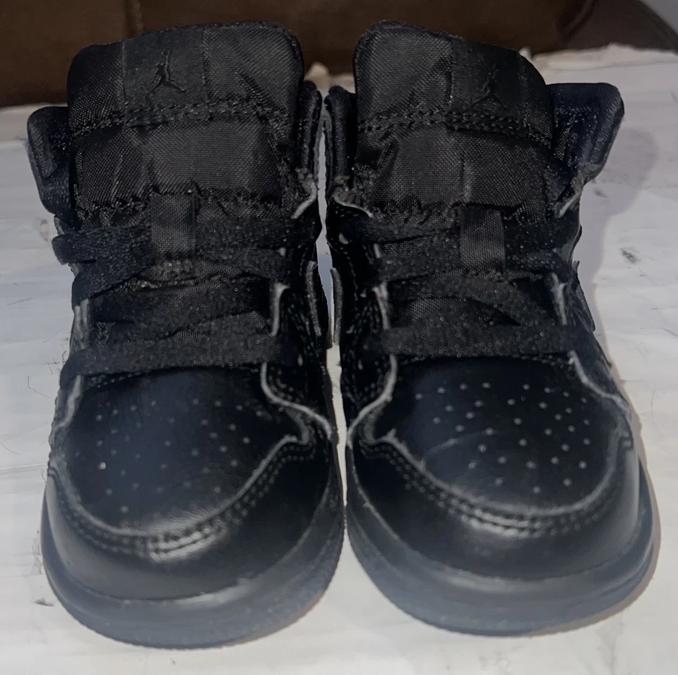 Jordan 1 Mid Zapatos Juveniles Talla 6C Niños Negro Triple Negro 640735-090 Tenis Foto 2 de 4