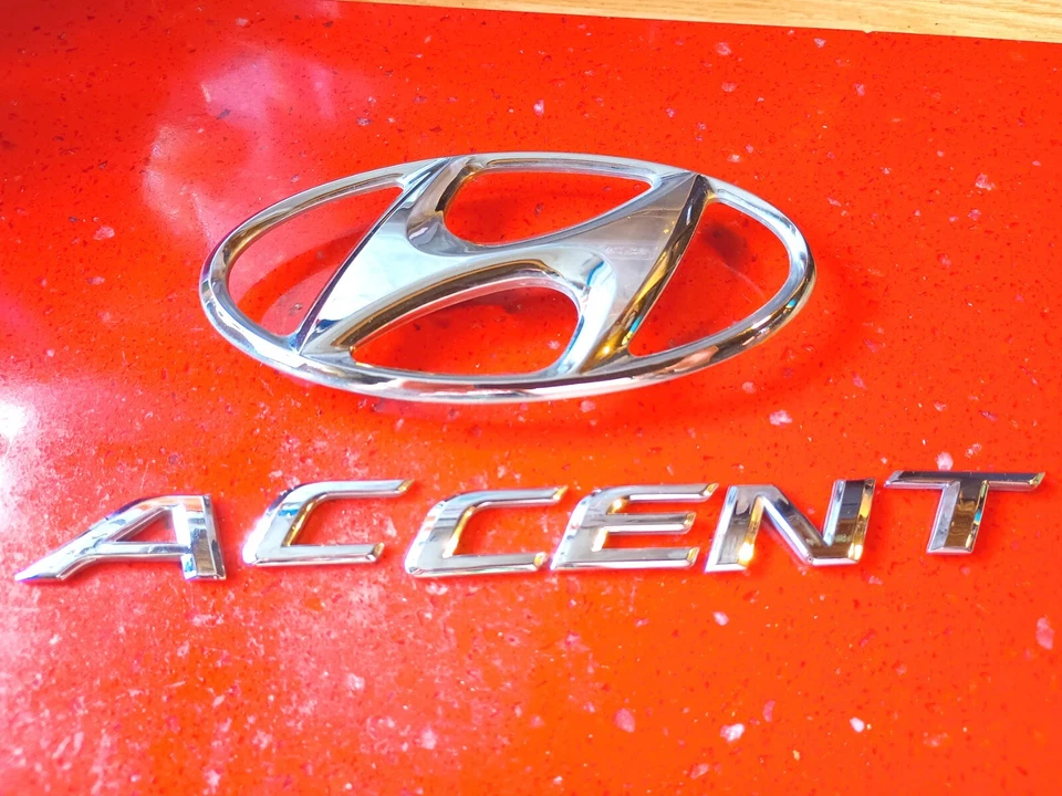 Emblema de maletero genuino Hyundai Accent BAdge 2012-16 Dodge Attitude Hyundai Verna Foto 3 de 4