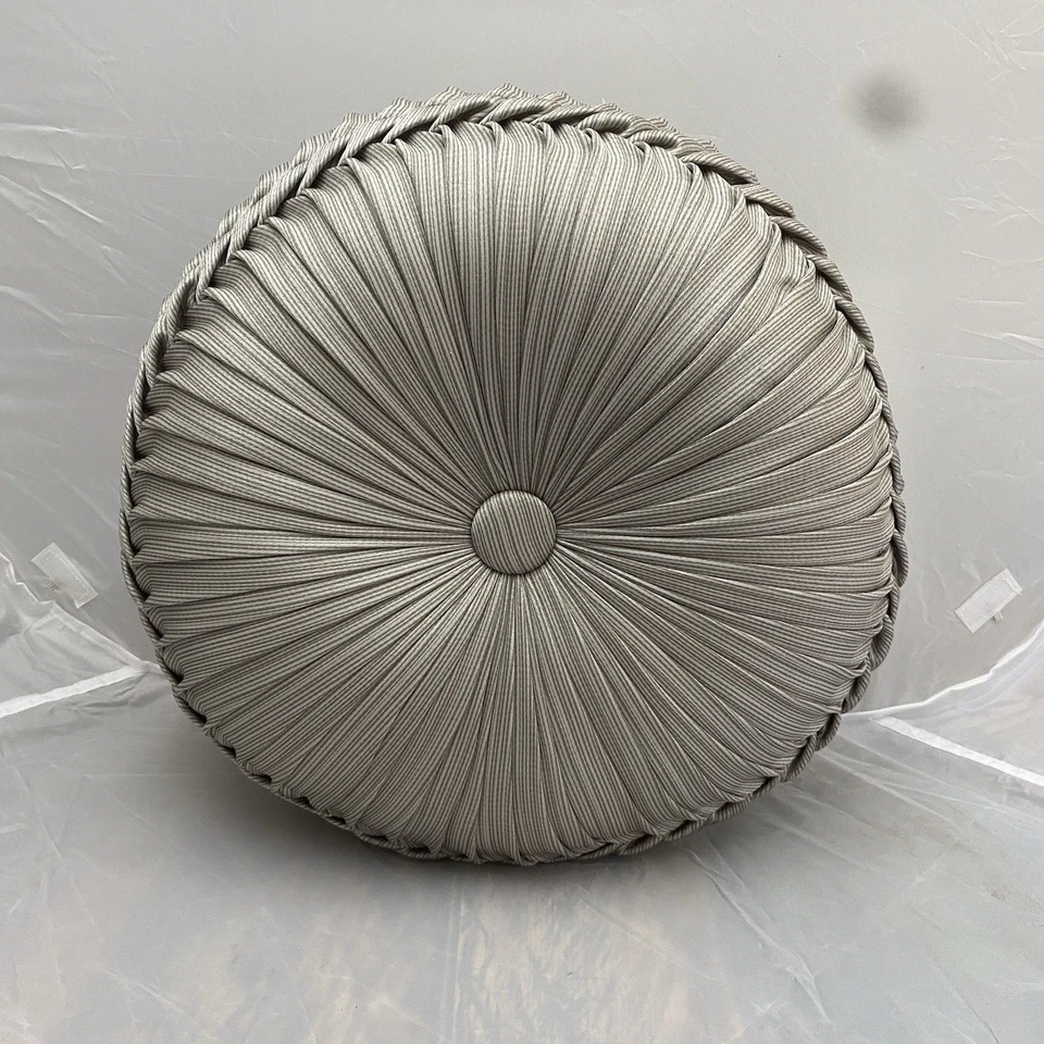 J. "Almohada Queen Astoria plateada elegante redonda plisada acolchada de 16"" de diámetro" Foto 3 de 4