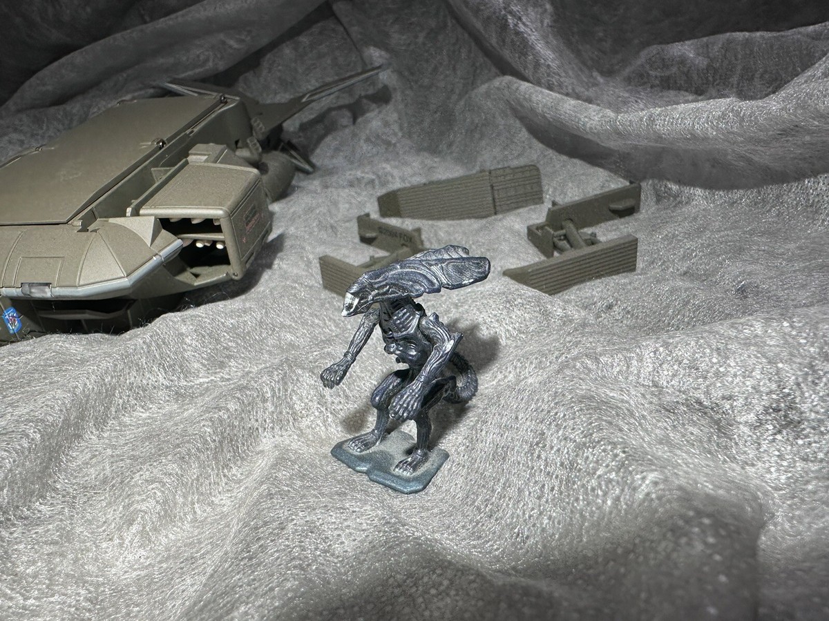 Aoshima Aliens Drop Ship 02 Diecast Model 1/72 with Alien Aoshima Aliens Drop Ship 02 Diecast Model 1/72 with Alien
