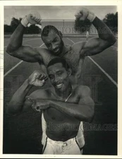 1987 Press Photo Houston Oilers Kent Hill & Drew Hill Flex Muscles - hps20423