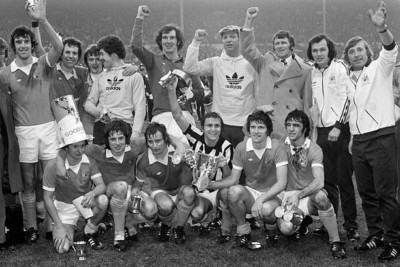 Das siegreiche Manchester City Team mit dem Ligapokal nach ihrem - 4x6 Foto