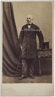 CDV VIKTORIANISCHER ÄLTERER HERREN MIT ZYLINDERHUT & SPAZIERSTOCK VON HAY OF EDINBURGH