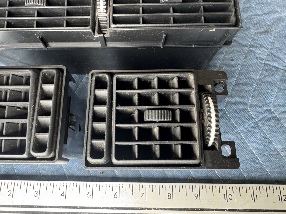 Volvo 240 244 245 1986-1993 tablero central izquierdo derecho aire acondicionado juego de ventilación de calor OEM #4813E Foto 3 de 4