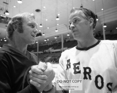 GORDIE HOWE AND BOBBY HULL HOCKEY LEGENDS - 8X10 PUBLICITY PHOTO (ZY-198)