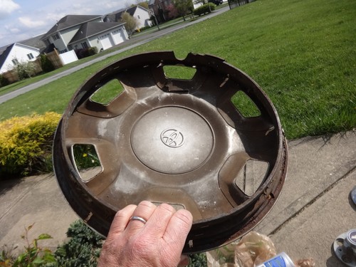 BROKEN Toyota Tacoma Hubcap Hub Cap Wheel Cover 95 1996 1997 14 42621 