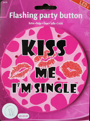 PARTY LED ANSTECKER KÜSS MICH Deko Feier Brosche Fest Button Geburtstag Single