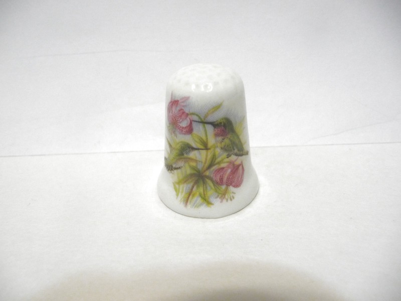 THIMBLE VINTAGE BONE CHINA STAFFORDSHIRE ENGLAND HUMMINGBIRDS & PINK LILIES