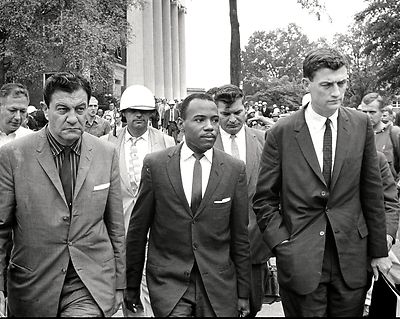 JAMES MEREDITH WALKS TO CLASS AT OLE MISS w/ U.S. MARSHALS - 8X10 PHOTO (ZZ-615)